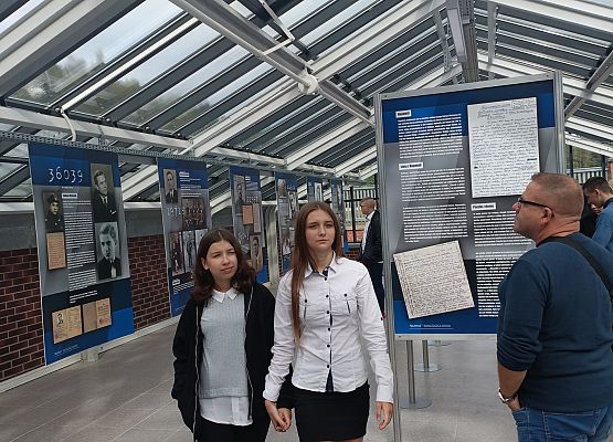 Grafika 3: Uroczystości w Sztutowie.