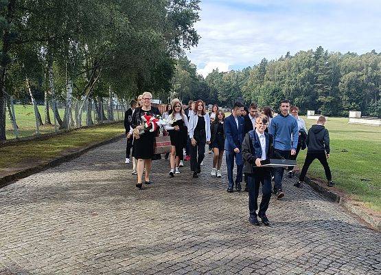 Grafika 4: Uroczystości w Sztutowie.