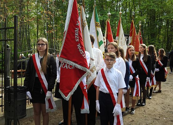 Sztandary szkolne przed Uroczystością