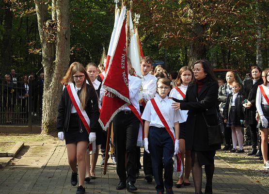Dziewczynki i chłopcy podczas wprowadzenia sztandarów szkoły