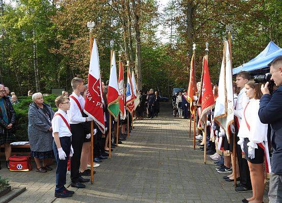 Ustawione sztandary szkolne