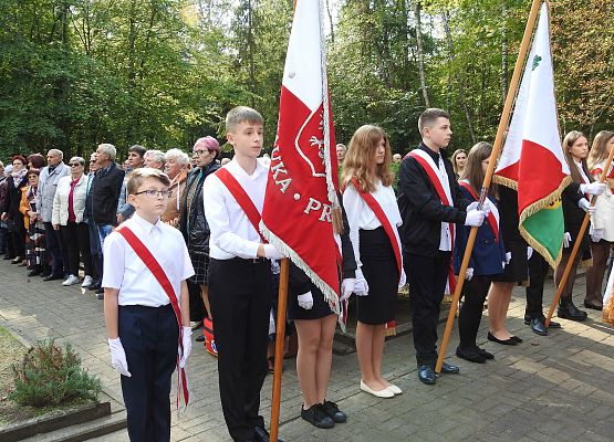 Uczniowie ze sztandarem szkolnym  podczas Mszy Świętej
