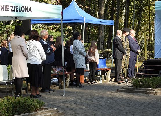 Uroczystość w jesiennej scenerii