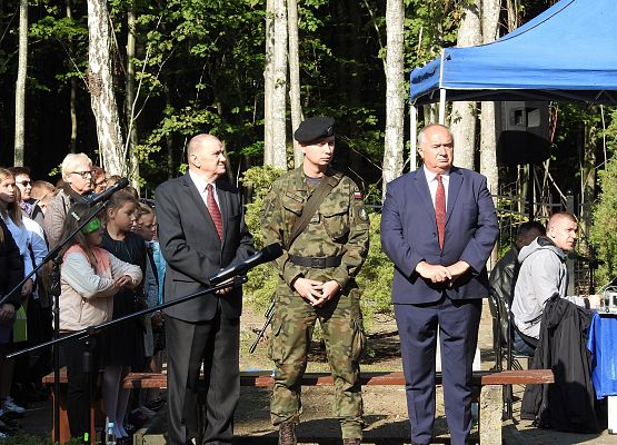 Skupieni ludzie podczas Uroczystości