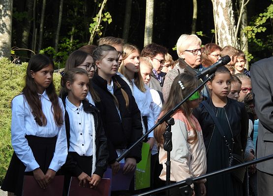 Uczniowie szkoły w Garczegorzu z p. Małgorzatą i Marią