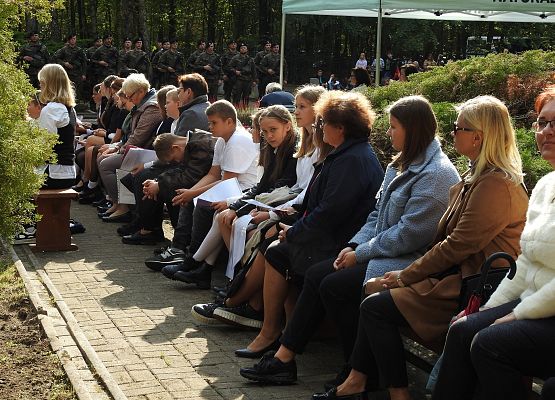 Nauczyciele z uczniami