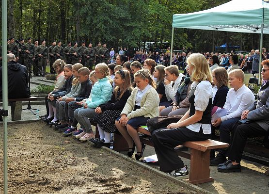 Skupieni uczniowie podczas Uroczystości
