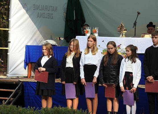 Uczniowie szkoły Podstawowej w Garczegorzu podczas występu