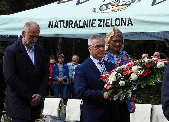 Wójt Gminy Nowa Wieś Lęborska składa kwiaty na cmentarzu w Krępie Kaszubskiej