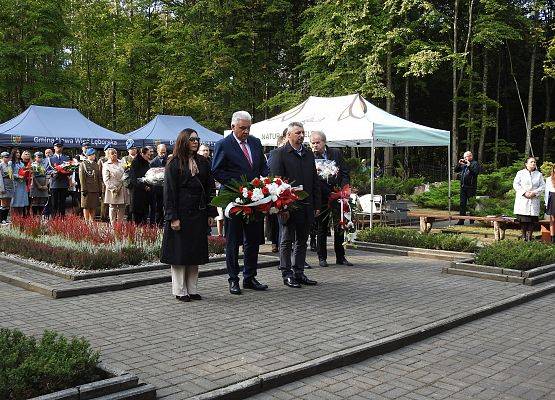 Delegacje składają wiązanki na cmentarzu w Krępie Kaszubskiej