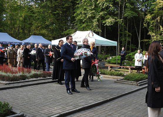 Delegacje składają wiązanki na cmentarzu w Krępie Kaszubskiej