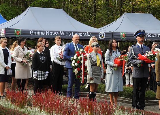 Delegacje składają wiązanki na cmentarzu w Krępie Kaszubskiej