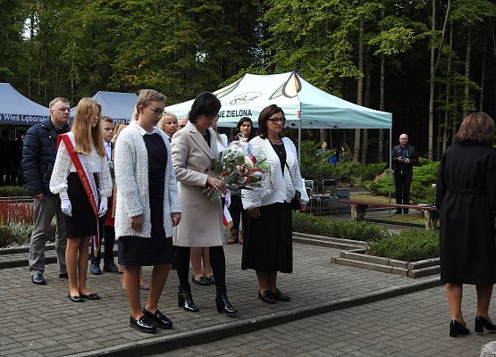 Dyrekcja Zespołu szkół w Garczegorzu wraz z Amelią składają wiązankę na cmentarzu w Krępie Kaszubskiej