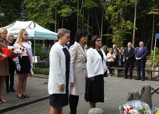 Delegacje składają wiązanki