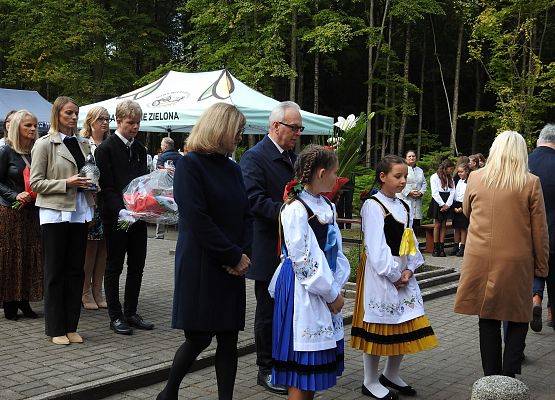 Uczennice w strojach kaszubskich