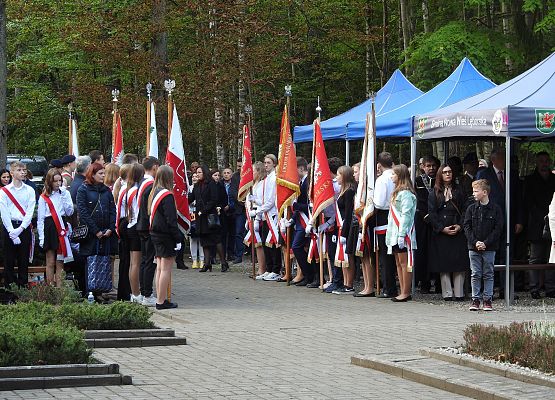 Pani Magdalena opiekuje się sztandarem szkoły