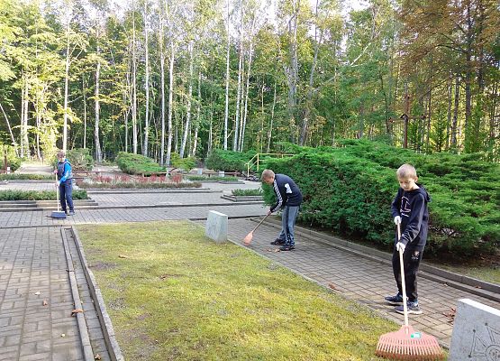 Grafika 3: Sprzątanie cmentarza w Krępie Kaszubskiej