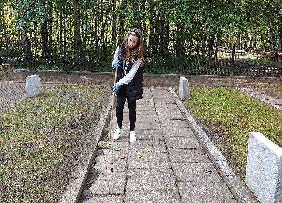 Grafika 6: Sprzątanie cmentarza w Krępie Kaszubskiej