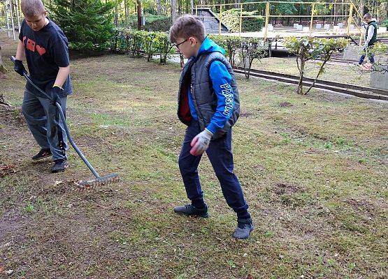 Grafika 8: Sprzątanie cmentarza w Krępie Kaszubskiej