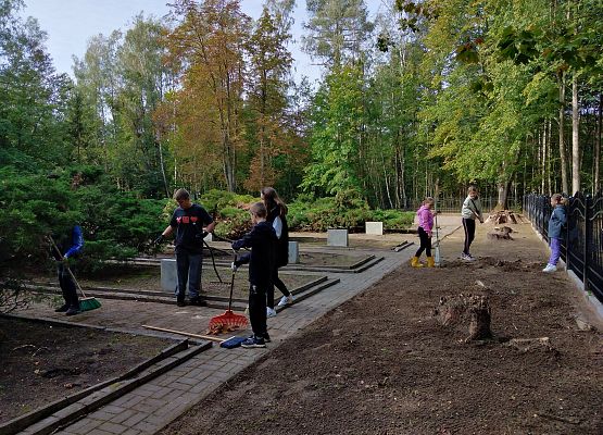 Grafika 9: Sprzątanie cmentarza w Krępie Kaszubskiej
