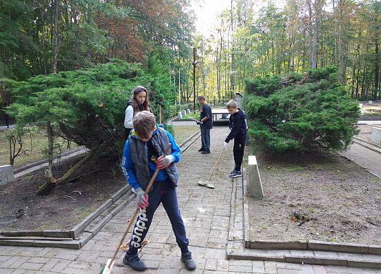 Grafika 10: Sprzątanie cmentarza w Krępie Kaszubskiej