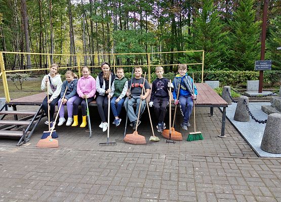 Grafika 11: Sprzątanie cmentarza w Krępie Kaszubskiej