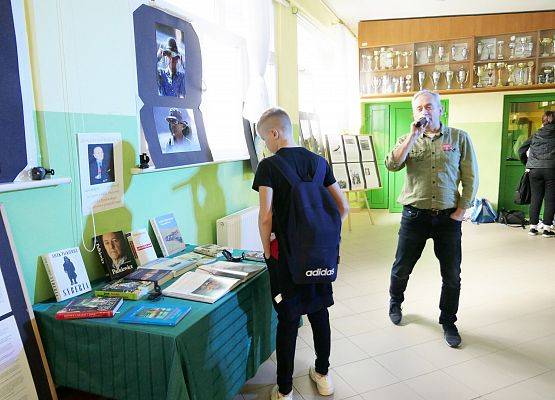 Dzień z Jackiem Pałkiewiczem - wystawa na holu szkolnym