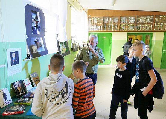 Dzień z Jackiem Pałkiewiczem - wystawa na holu szkolnym