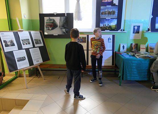 Dzień z Jackiem Pałkiewiczem - wystawa na holu szkolnym