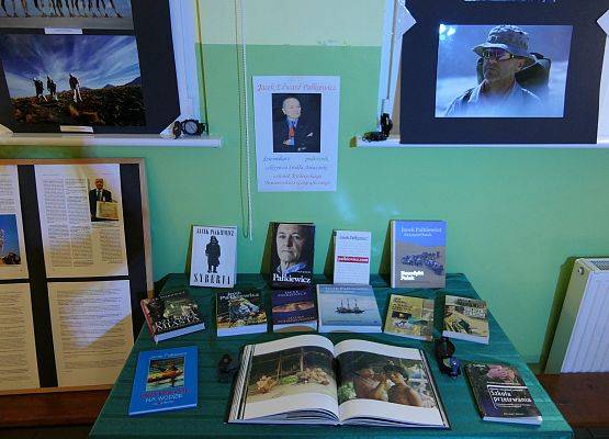 Dzień z Jackiem Pałkiewiczem - wystawa na holu szkolnym