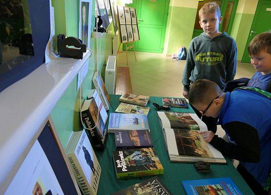 Dzień z Jackiem Pałkiewiczem - wystawa na holu szkolnym