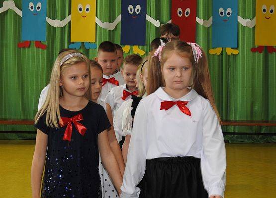 polonez w wykonaniu uczniów pierwszej klasy