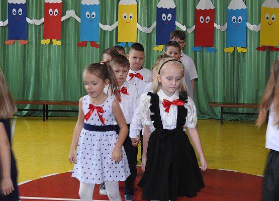 polonez w wykonaniu uczniów pierwszej klasy