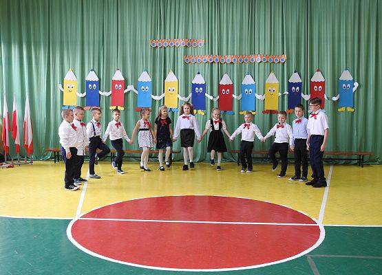 polonez w wykonaniu uczniów pierwszej klasy