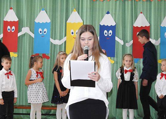 prowadząca uroczystość Lilianna P. zapowiada następny punkt programu