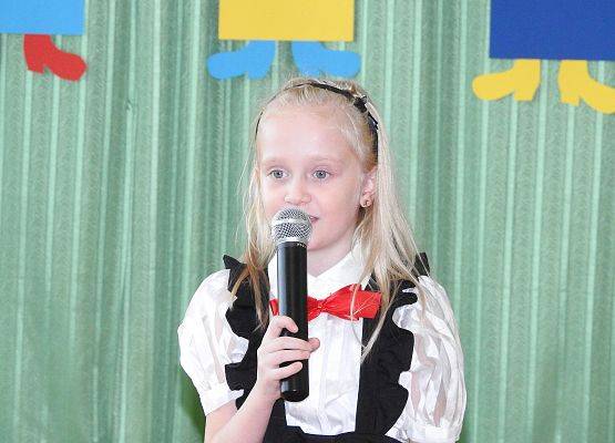 Uczennica Anastazja podczas recytacji