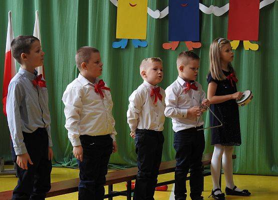 uczniowie grają na instrumentach