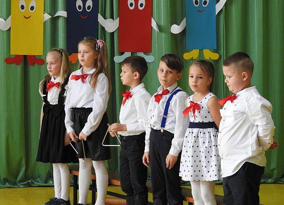 uczniowie grają na instrumentach