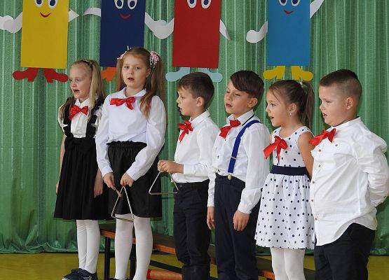 uczniowie grają na instrumentach