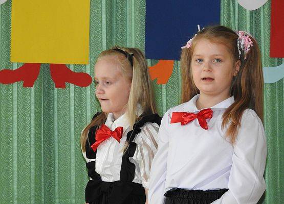 uczennice podczas występu