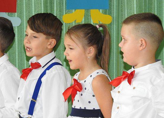 uczniowie śpiewają