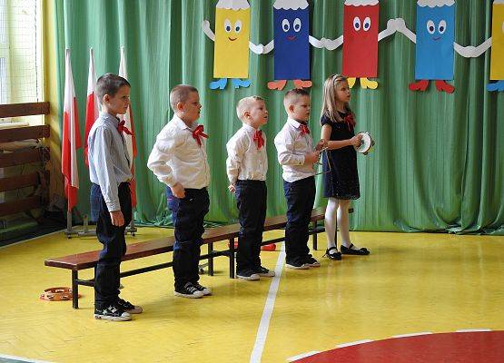 uczniowie grają na instrumentach