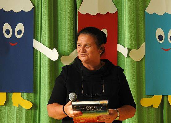 Pani Bożena Lenart sprawdza wiedzę uczniów klasy I dotyczącą bajek