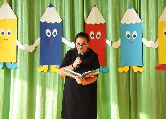 Pani Bożena Lenart sprawdza wiedzę uczniów klasy I dotyczącą bajek