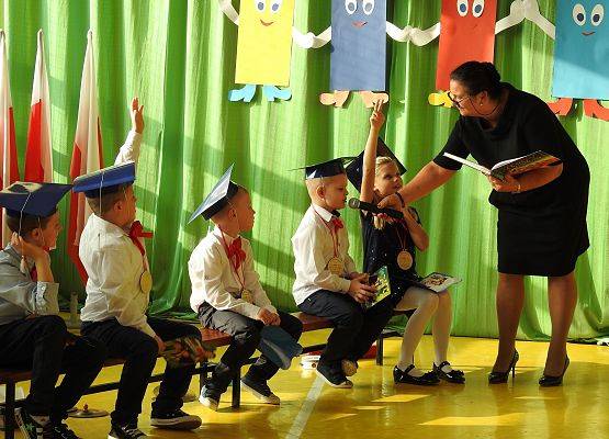 Pani Bożena Lenart sprawdza wiedzę uczniów klasy I dotyczącą bajek