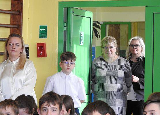 Pracownicy szkoły również uczestniczą w apelu