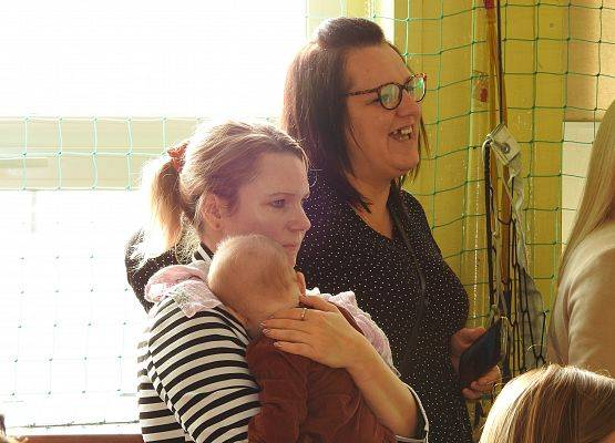 Rodzice uczniów oglądają przedstawienie