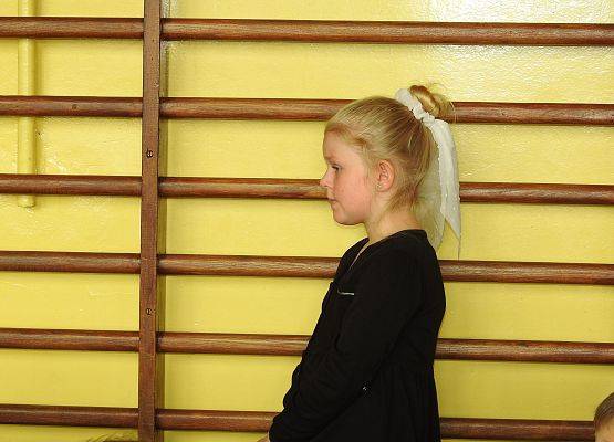 uczennica oglądająca predstawienie