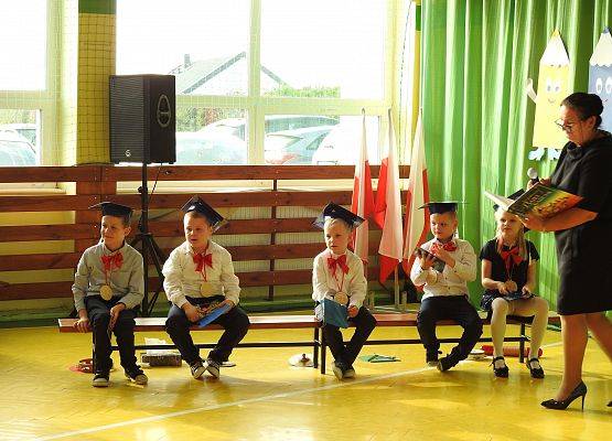 Pani Bożena Lenart sprawdza wiedzę uczniów klasy I dotyczącą bajek