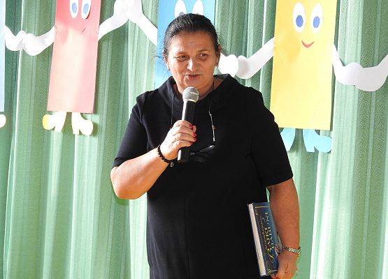 Pani Bożena Lenart sprawdza wiedzę uczniów klasy I dotyczącą bajek